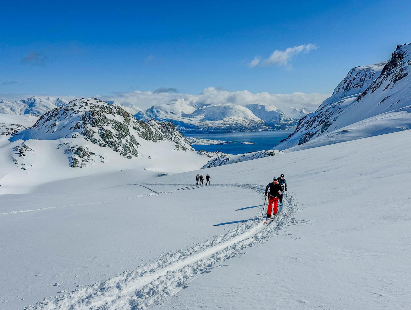 Topptur i Lyngen med fjord i bakgrunnen