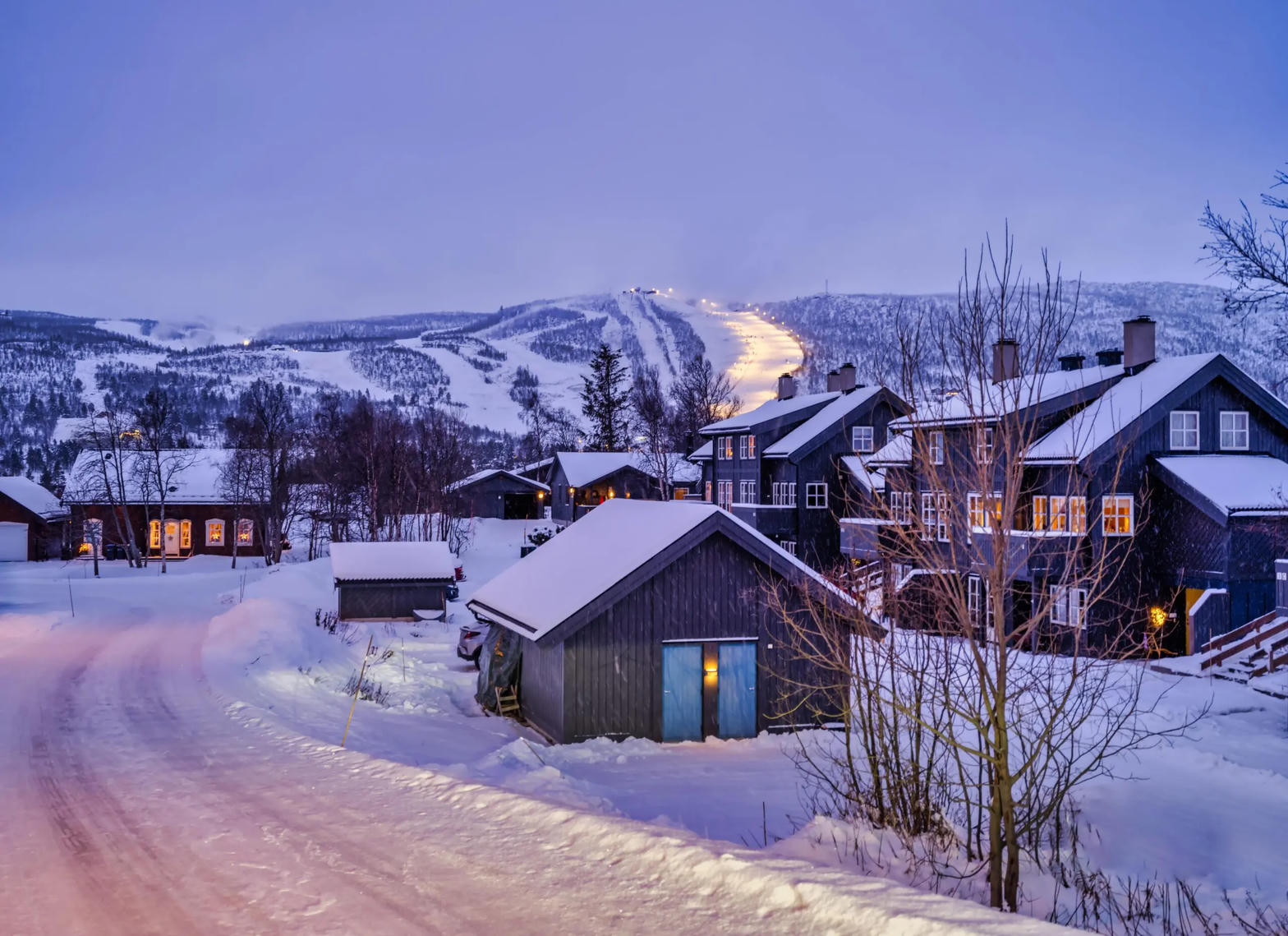 Geilo om kvelden med opplyst bakke