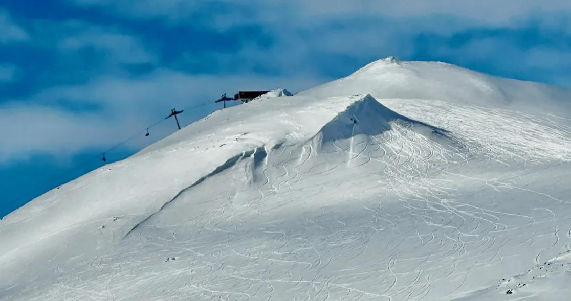 Snødekt fjelltopp med heis i Oppdal