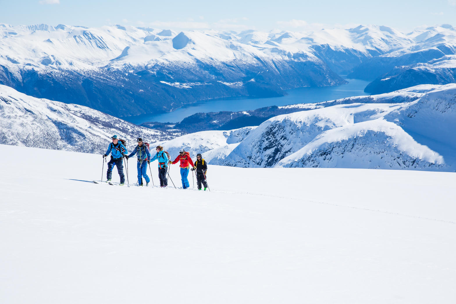 Topptur over fjord og snøfjell